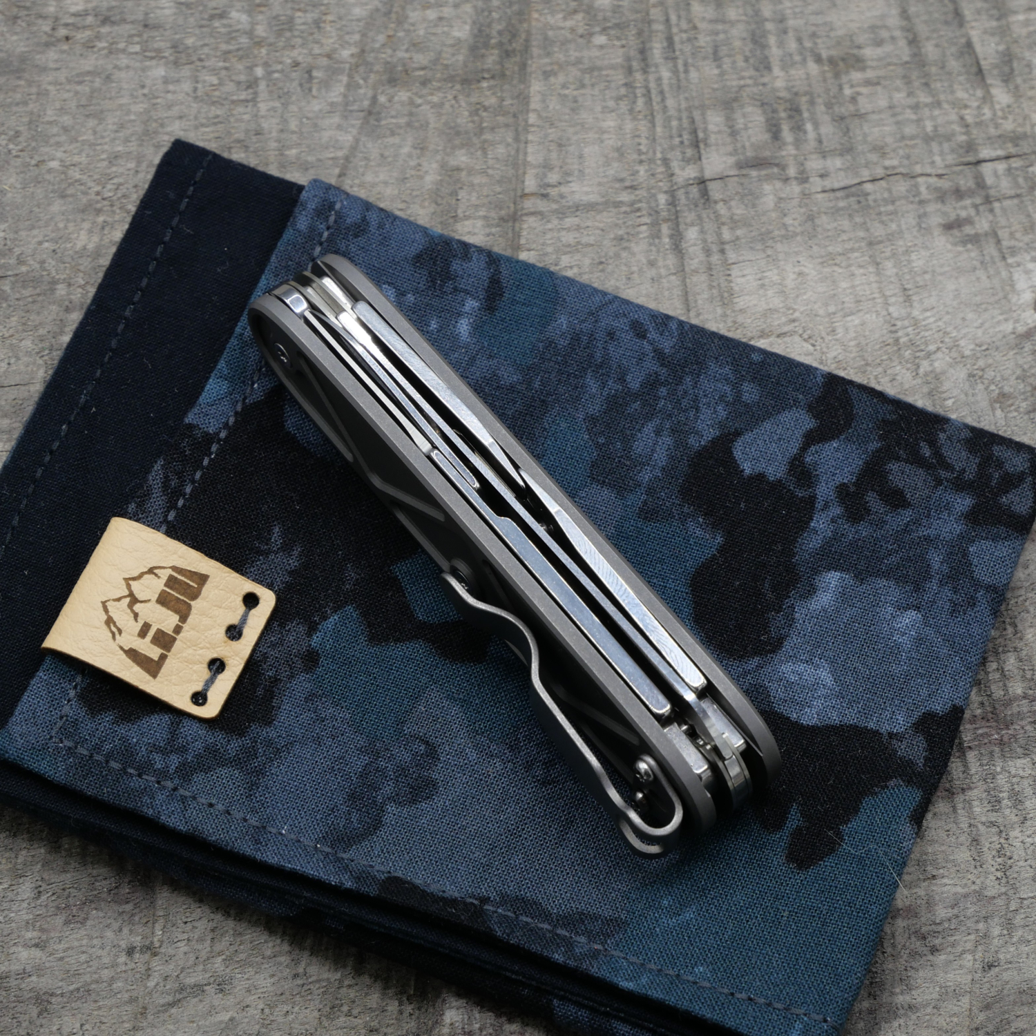 TITAN - TRIANGLE mit CLIP - dark wash - BLADELESS - Titan Grade 5  (Ti 6AI 4V)  - 93mm